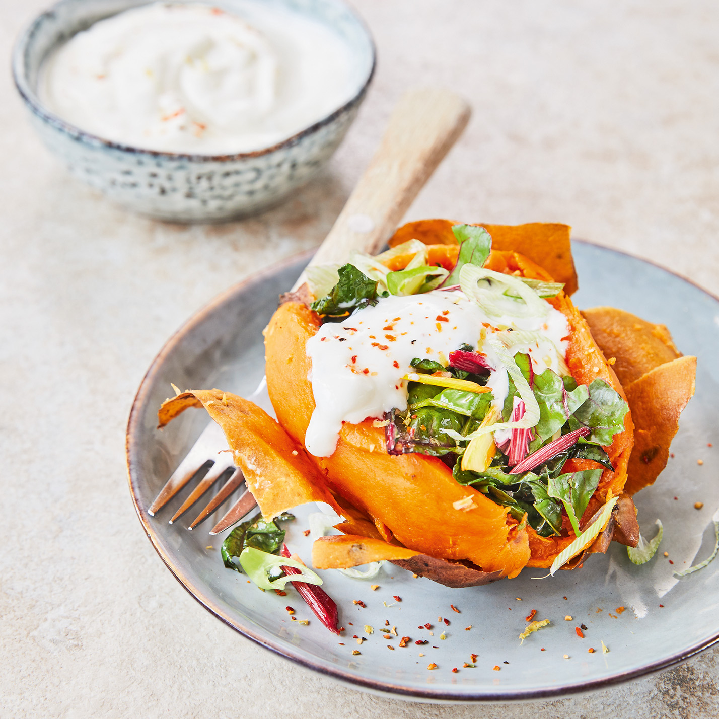 Süßkartoffeln mit Mangoldgemüse und Skyr-Dip