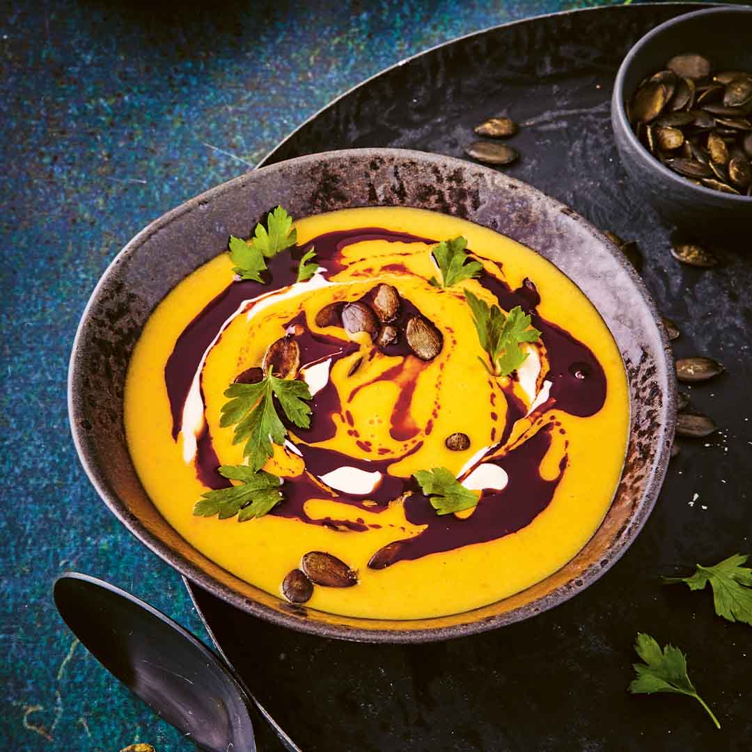 Hokkaido-Kürbissuppe mit gerösteten Kürbiskernen und Kürbiskernöl