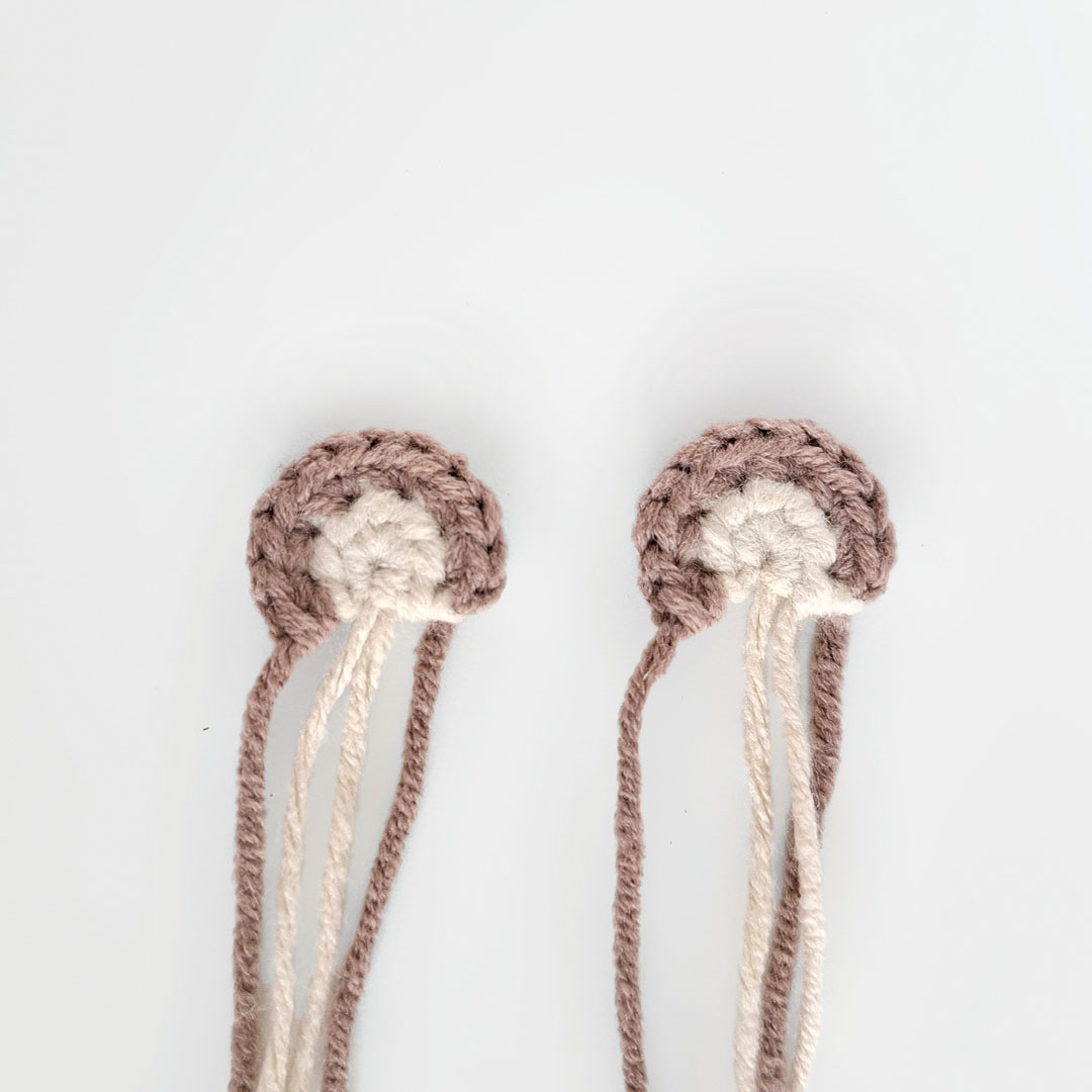 Schritt 17 Anleitung "Goldlöckchen und die Bären" aus dem Buch "Zauberhafte Wende-Amigurumis häkeln mit @chibiscraft" von Febby Pranajaya