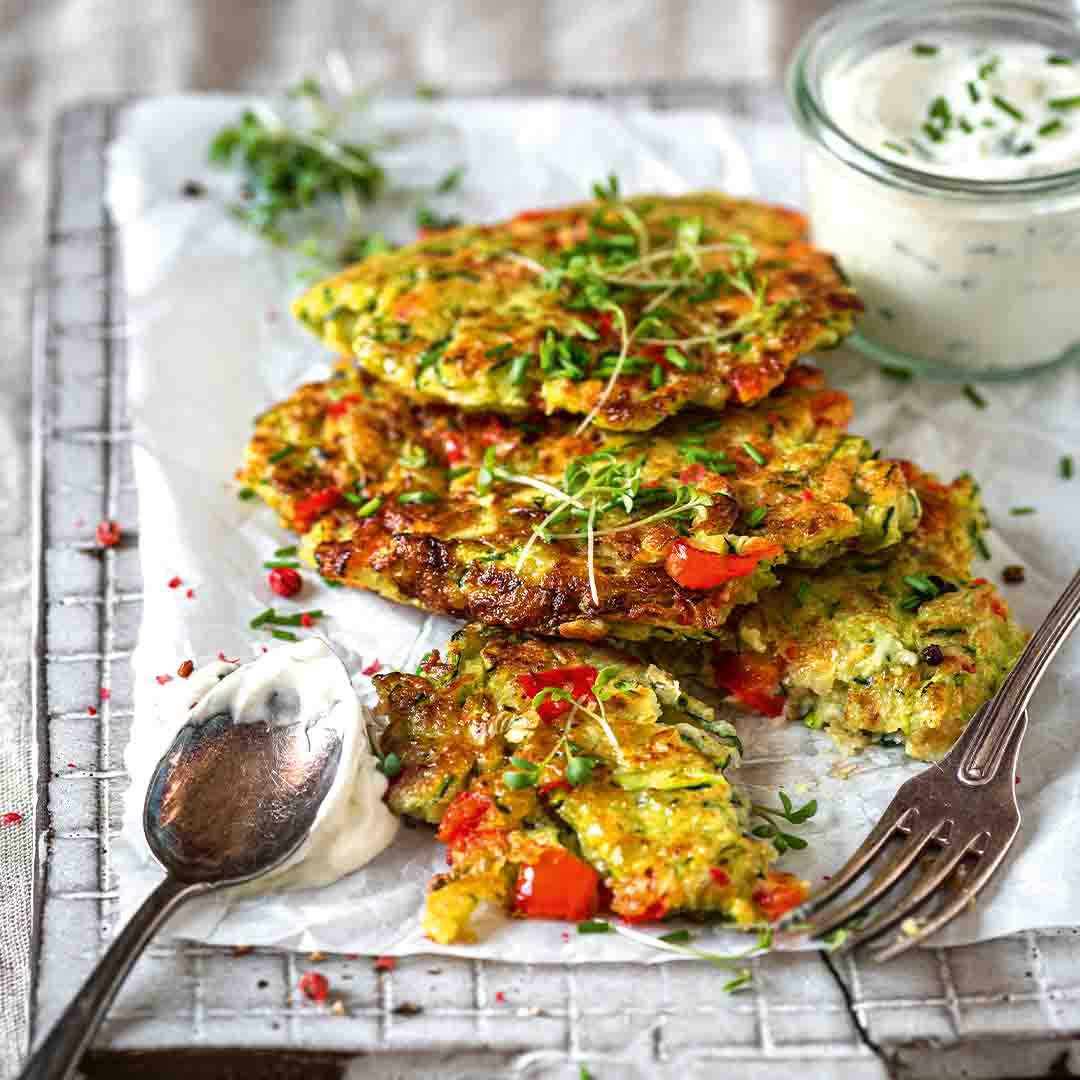 Zucchinipuffer mit Schnittlauchdip