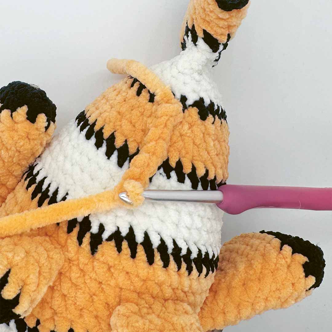 Schritt 10 Anleitung "Clownfisch Nino" aus dem Buch "Amigurumis cute & plushy" von Annemarie Sichermann