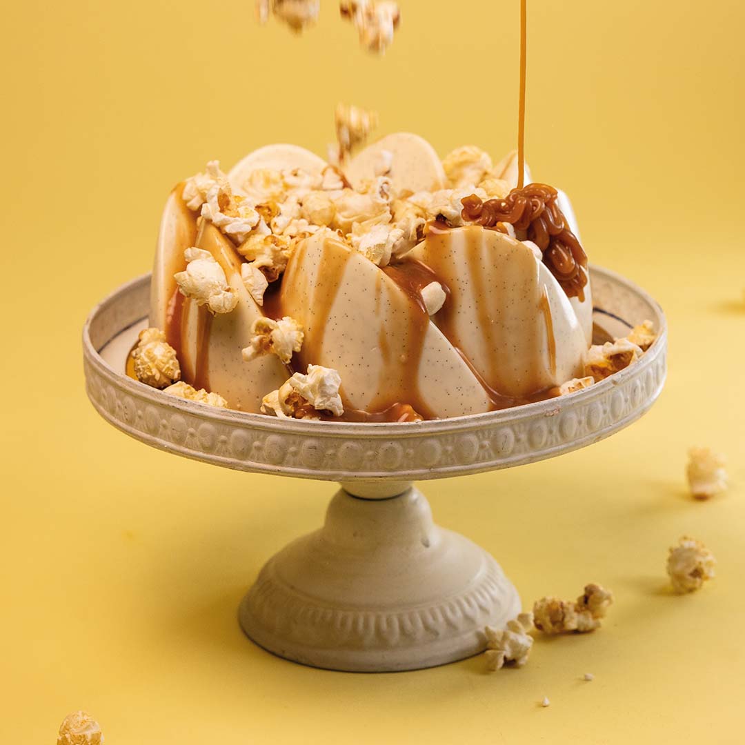 Pannacotta-Torte mit Karamell und Popcorn