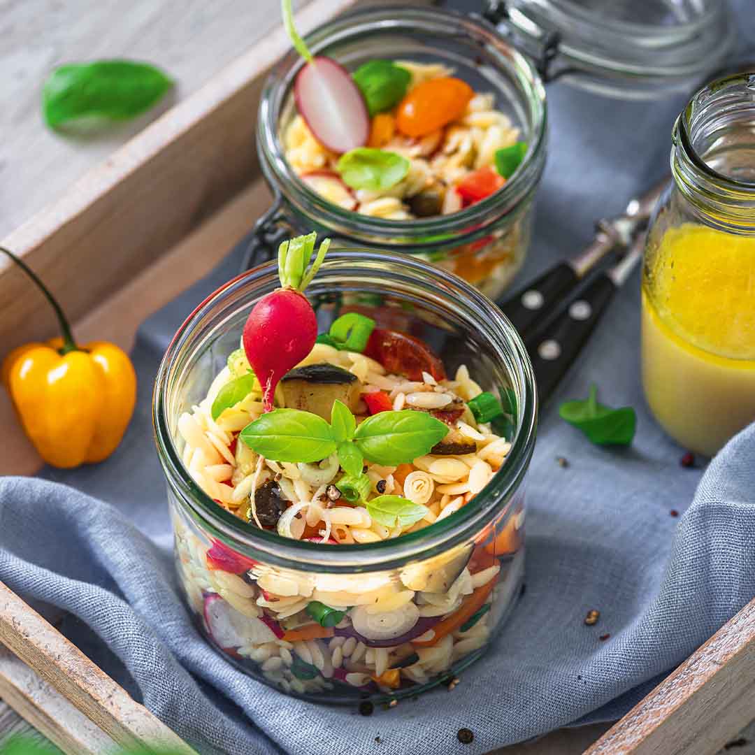 Rezeptbild "Mediterraner Nudelsalat im Glas" aus dem Buch "Genussmomente: Sommer, Sonne, Teenieparty"