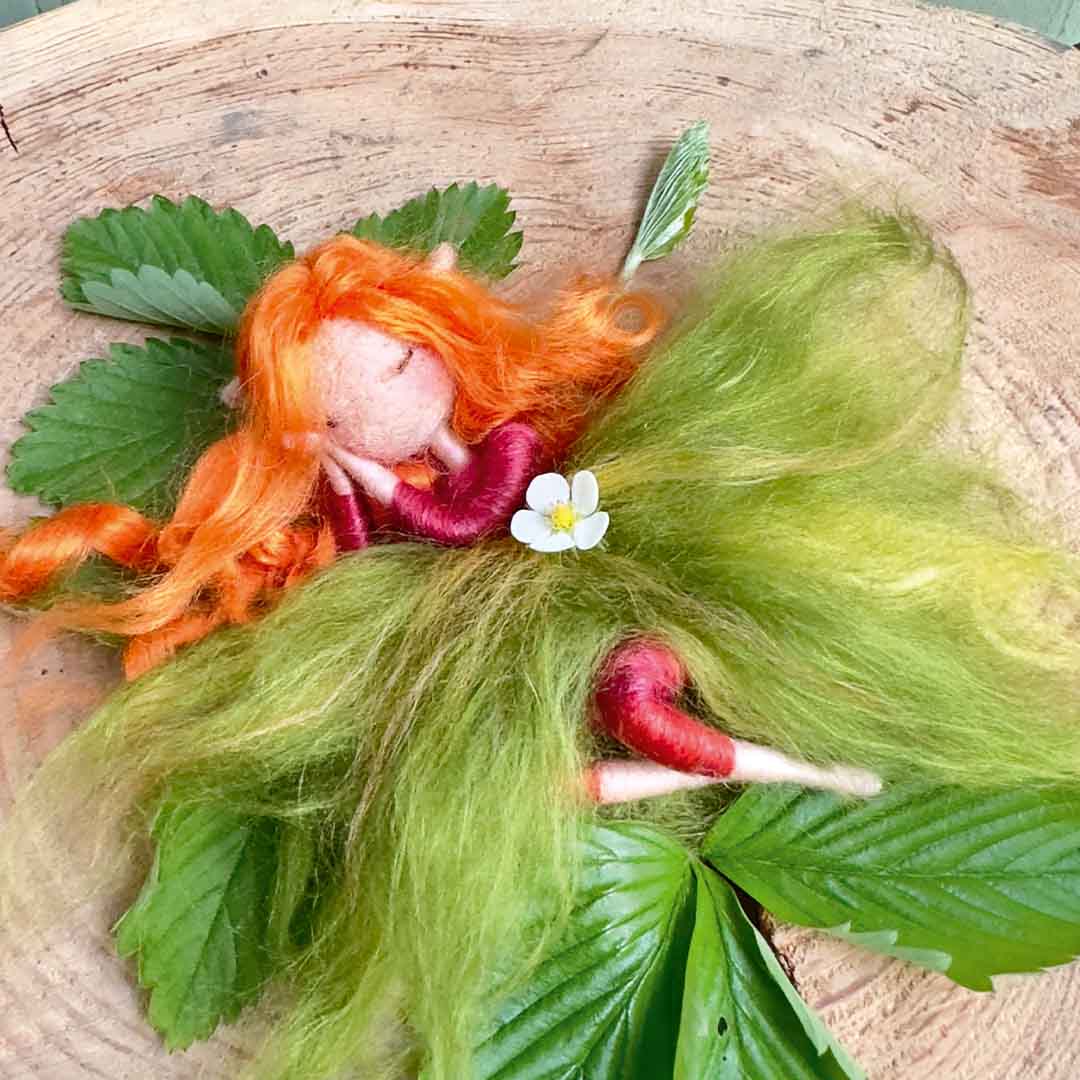 DIY-Anleitung "Schlummernde Elfe" aus dem Buch "Zauberhaft gefilzt" von Lydia Schade-Fox