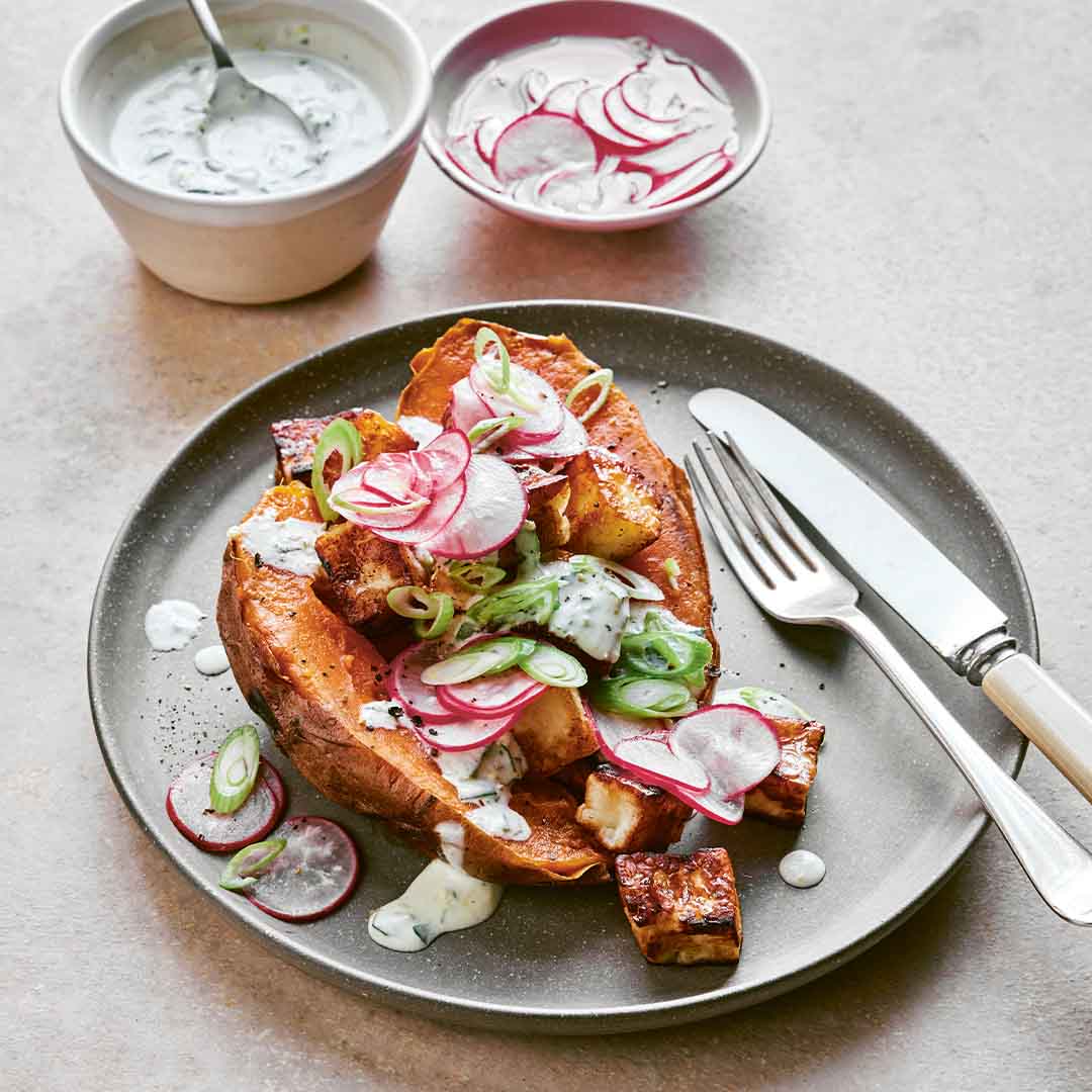 Rezeptbild "Ofensüßkartoffel mit Basilikum-Joghurt und Halloumi" aus dem Buch "Live to Eat" von Emily English